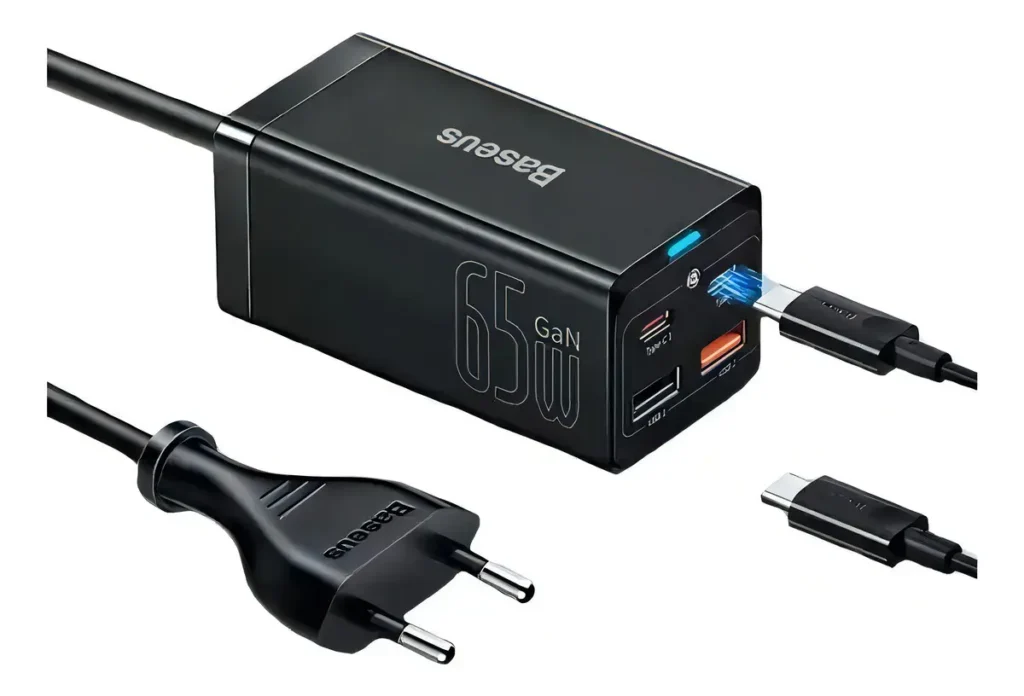 Estação de carregamento Baseus PowerCombo 65W GaN com duas portas USB-C e uma USB-A, mostrando o design compacto e cabo de energia reforçado.