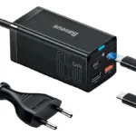 Estação de carregamento Baseus 65W GaN com duas portas USB-C e uma USB-A, mostrando o design compacto e cabo de energia reforçado.